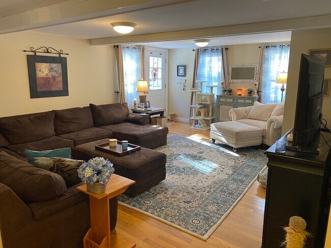 Building Photo - 84 Lake Rd