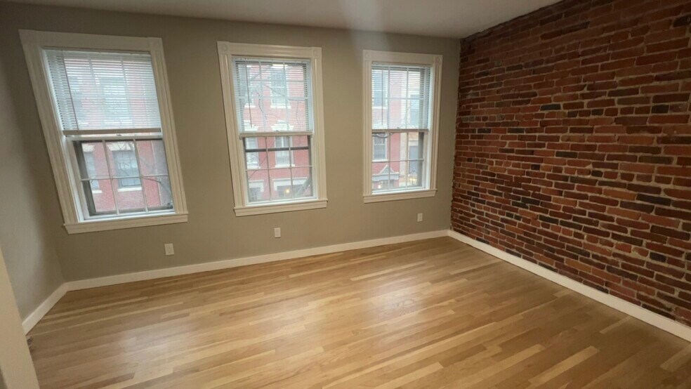 Building Photo - 82 Phillips St