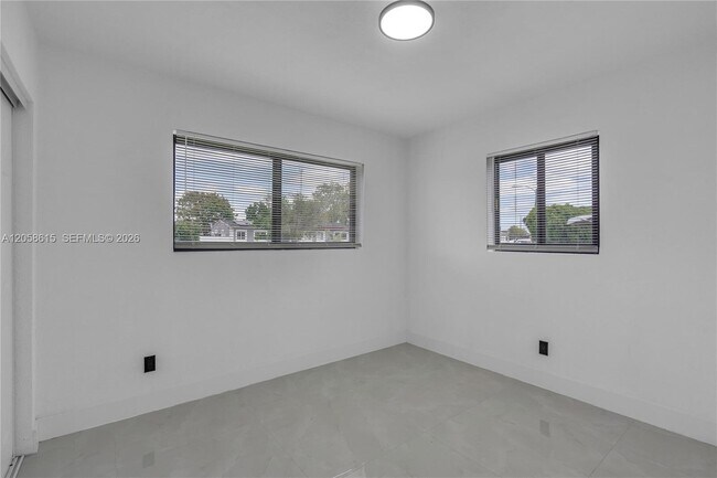 Building Photo - 1000 NW 198th St