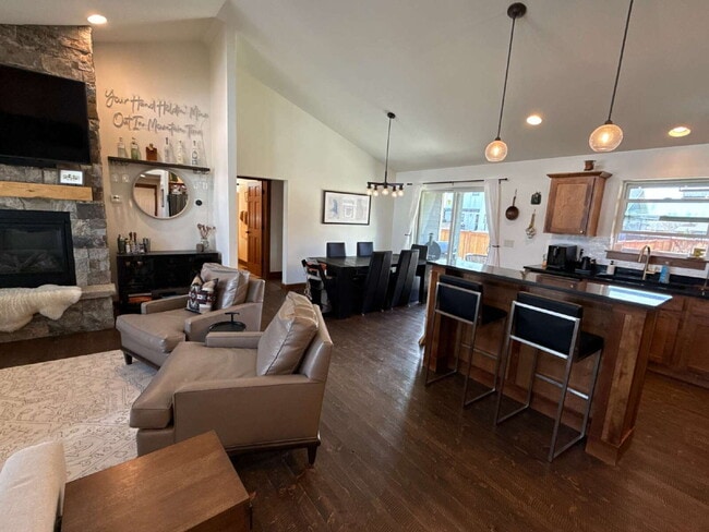 Building Photo - Stunning Single Level Home with Sprawling Fenced Yard