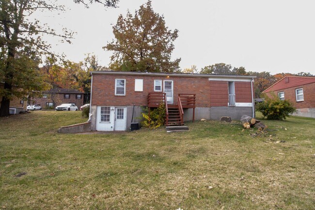 Building Photo - 5 Bed 2 Bath House