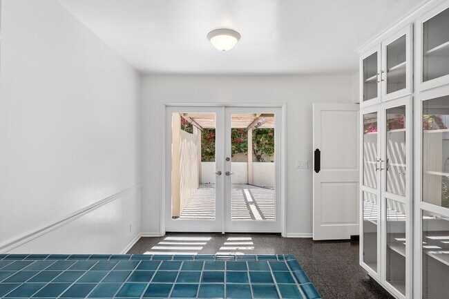 Building Photo - 11053 Strathmore Dr