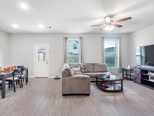 Building Photo - 10811 Violet Bloom Dr