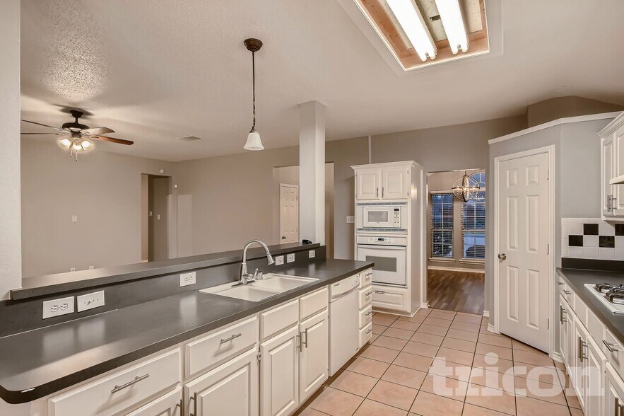 Building Photo - 2021 Cantura Dr