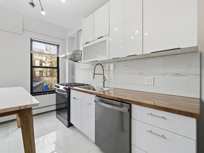 Building Photo - 232 1st St