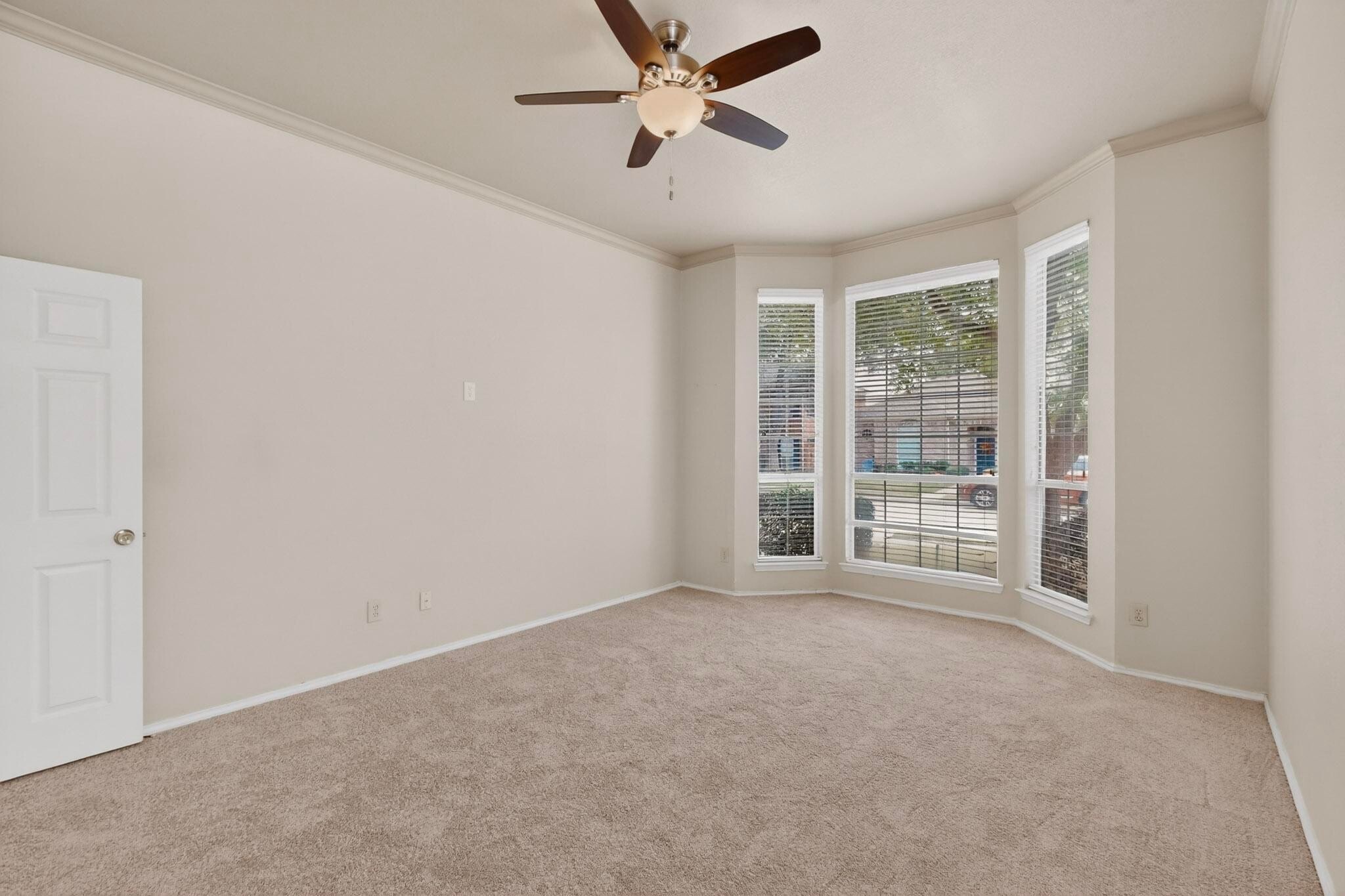 Building Photo - 636 Raintree Cir