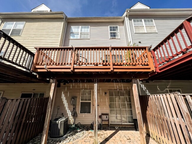 Building Photo - Lovely Tri-Level 3 Bedroom 2 Bathroom And ...
