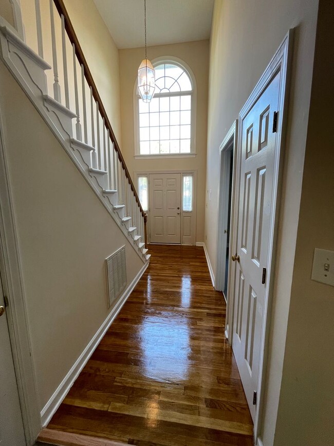 Building Photo - Light & Airy Townhome in Downing Creek, wo...