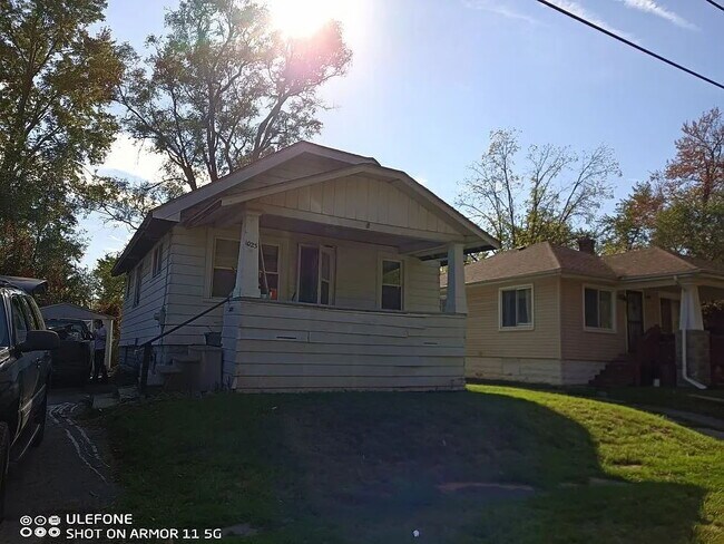 Building Photo - 2-Bedroom Gem on Barrie Avenue – Perfectly...