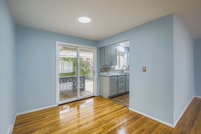 Building Photo - Charming, Recently Updated 3 Bed West Seat...