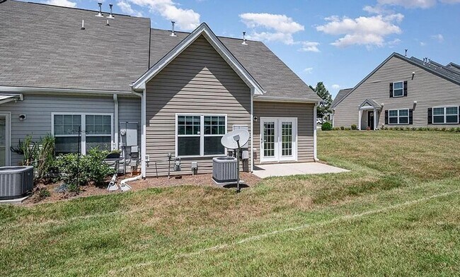 Building Photo - Charming 3BR Townhome in Colfax
