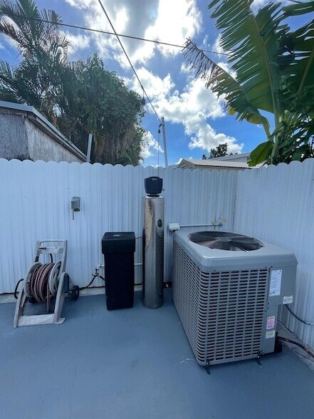 Building Photo - 584 Vossler Ave