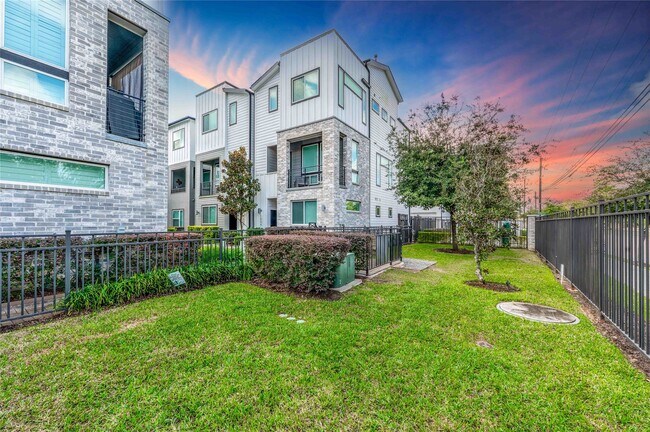 Building Photo - 2471 W 11th St