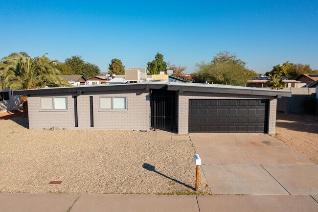Building Photo - Stunning 3-Bedroom Home in Prime Glendale Location