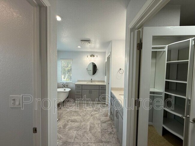 Building Photo - 16615 English Country Trail