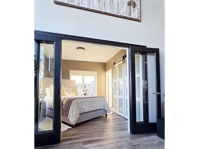 Building Photo - 1515 N Van Buren St