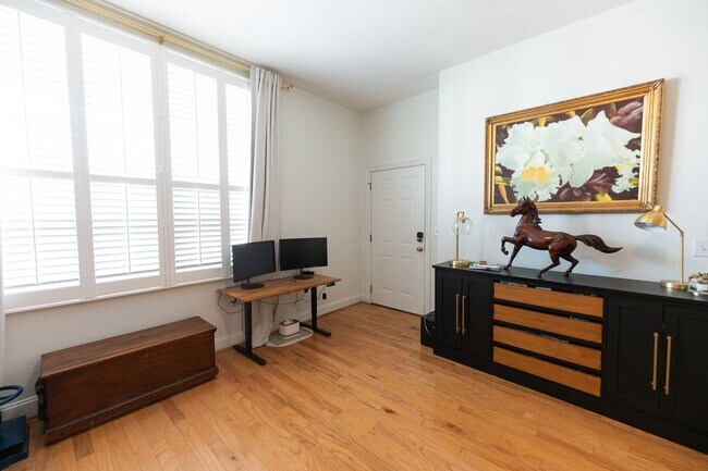 Building Photo - Spacious 2BR Apartment in the Heart of Downtown with Private Garage Parking