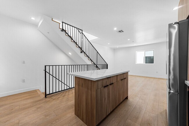 Building Photo - 1376 Edgecliffe Dr