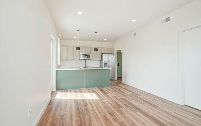 Building Photo - 1301 Bainbridge St