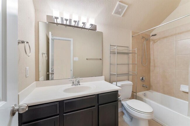 Building Photo - 1070 Cedar Lake Ct