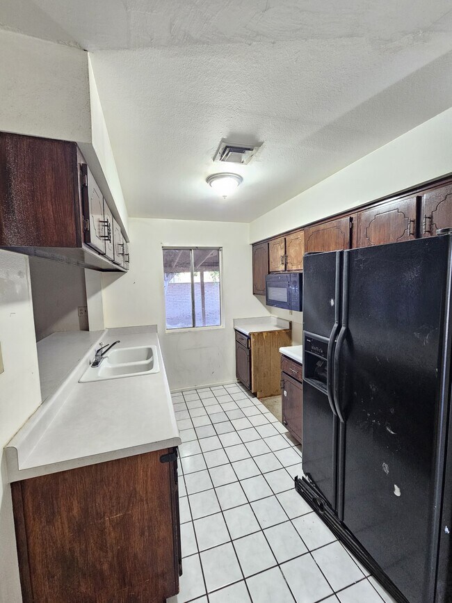 Building Photo - 4417 W 16th Ln