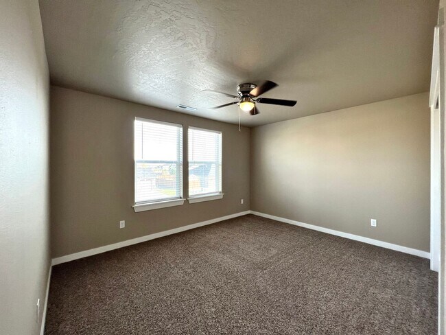 Building Photo - West Richland Home On 0.32 Acres