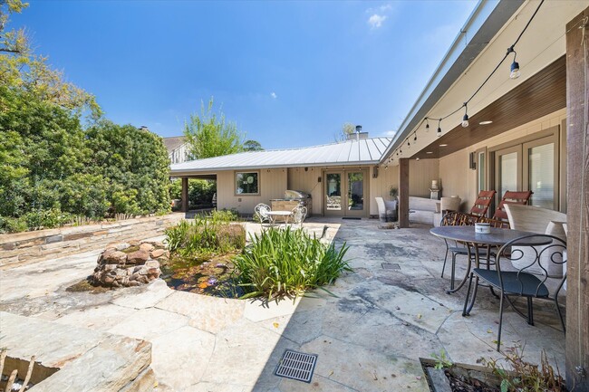 Building Photo - 623 Pinehaven Dr