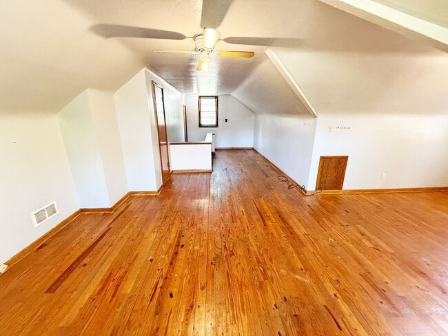 Building Photo - 3 BED 1 BATH BEAUTIFUL SINGLE FAMILY HOME