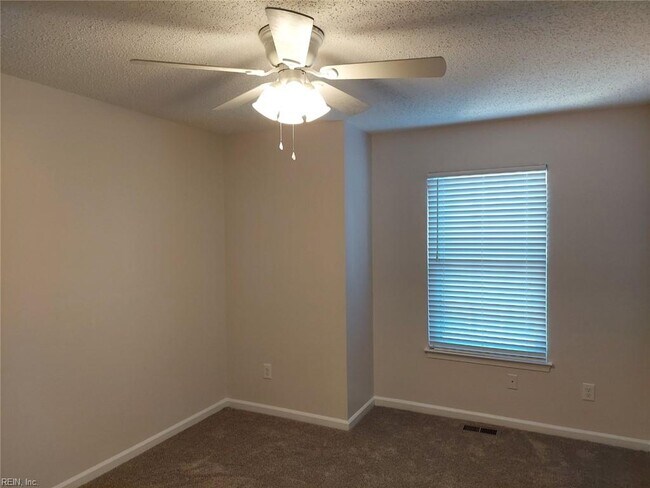 Building Photo - 637 Ridge Cir