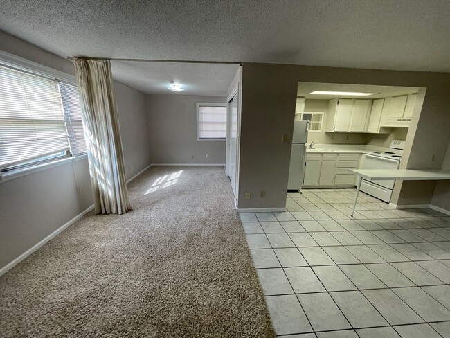 Building Photo - Studio apartment 1/2 block from campus. Av...