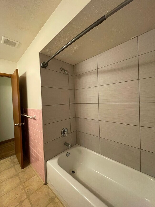 Building Photo - Charming home in a beautiful neighborhood