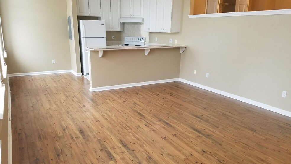 Apt H - Water's Edge Apartments