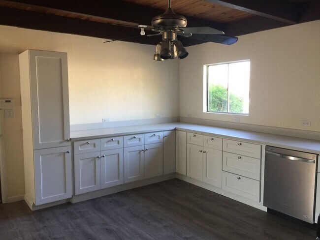 Building Photo - Mid-Century Hayward Home For Rent