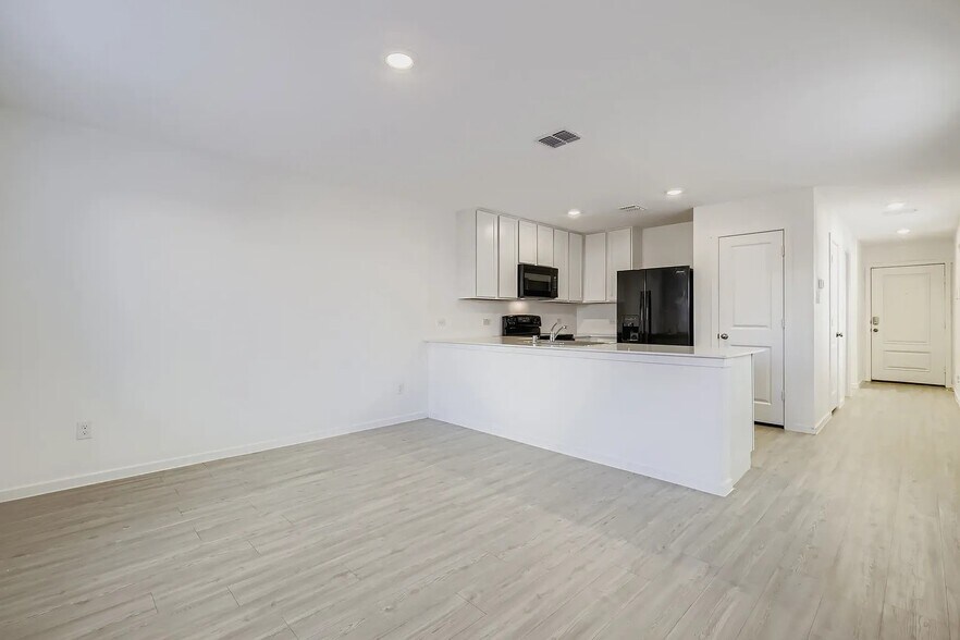 Building Photo - 904 Sandhill Crane Ln