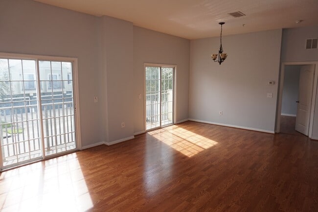 Building Photo - Excellent & Spacious 2/2 with 1 Car Garage...