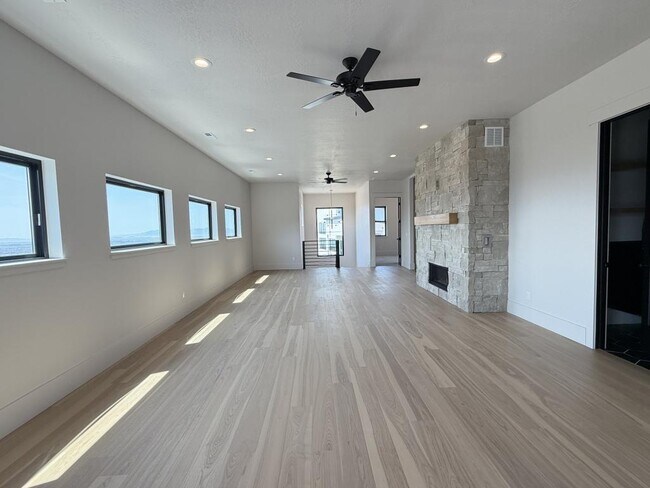 Building Photo - 188-3550 3550 N