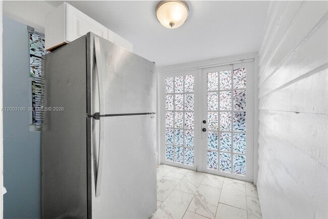 Building Photo - 901 NE 38th St