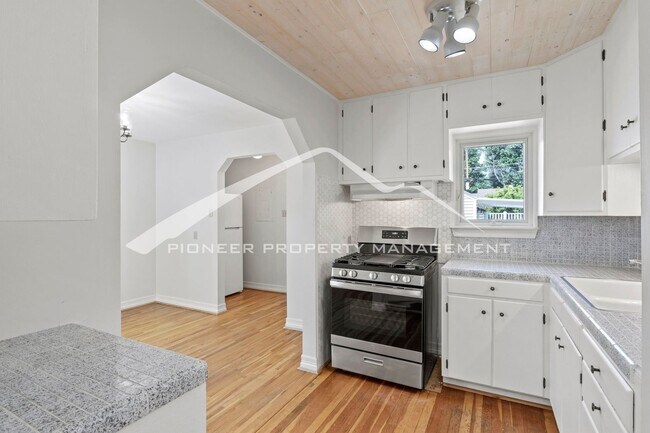 Building Photo - Charming Bungalow in Patty Jewett Neighborhood! 3bed, 2 bath, Enclosed yard, 1 car garage, carport