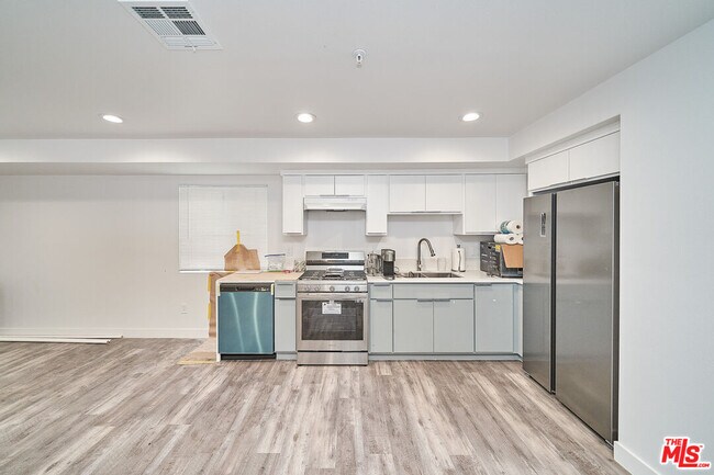 Building Photo - 117 1/4 W 41st Pl