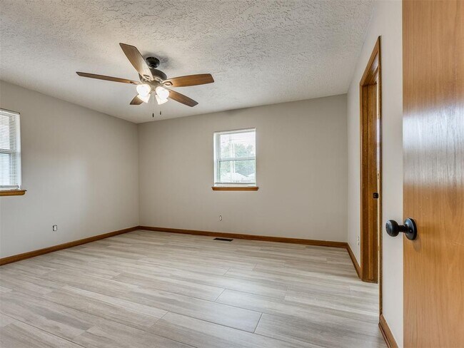 Building Photo - 412 Sundown Dr