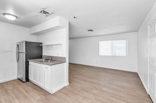 Building Photo - 2508 E Mesquite Ave
