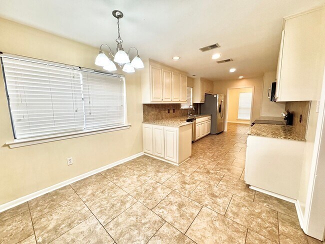 Building Photo - 1323 Tamari Dr