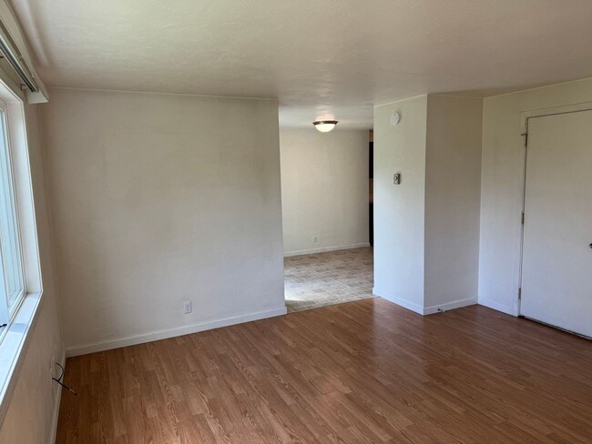 Building Photo - 2 bedroom 1.5 bathroom duplex in Springfield!