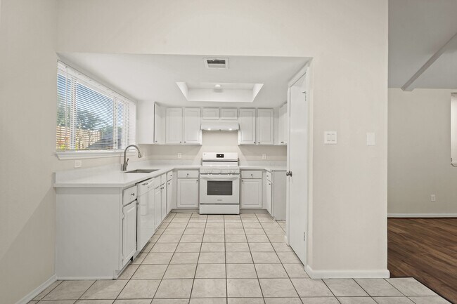 Building Photo - 1426 Ashwood Dr