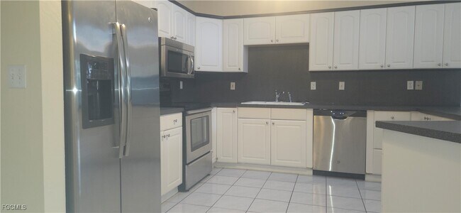 Building Photo - 526 102nd Ave N