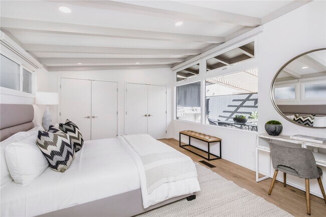 Building Photo - 816 The Strand