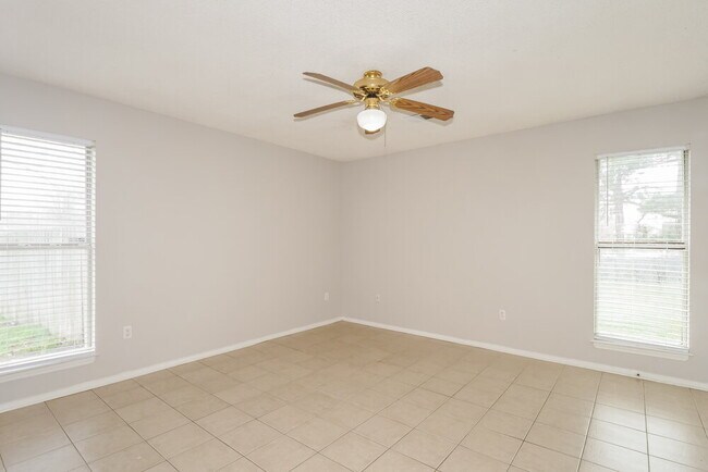 Building Photo - 10173 Oak Run Dr S