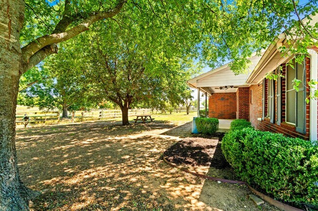 Building Photo - 800 Oak Ln Dr