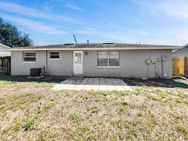 Building Photo - 4 Bedroom Home in Clearwater, FL