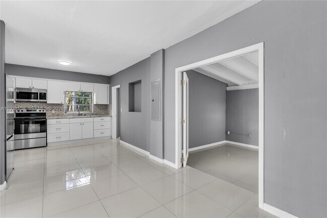 Building Photo - 2221 SW 13th St